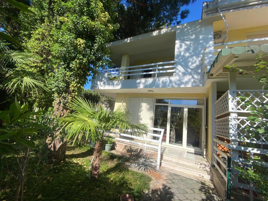 een uitzicht op een huis met een veranda bij A cozy duplex in the Lalzi Bay in Durrës