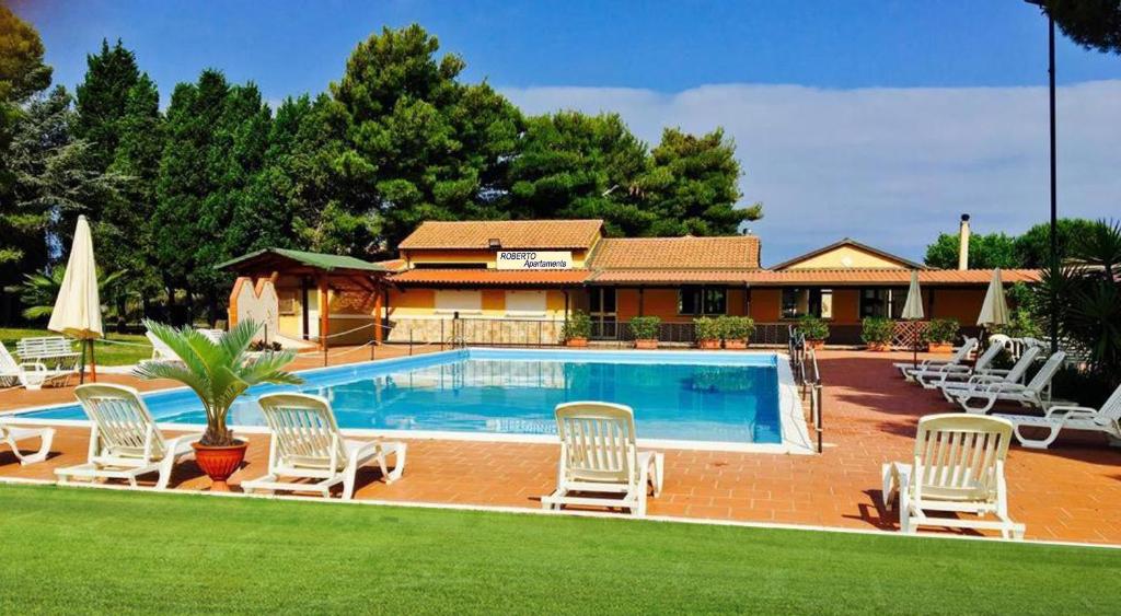 Hồ bơi trong/gần Ranieli Apartments a meno di 2 kilometri da TROPEA FREE PARKING AND WIFI