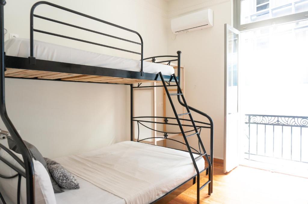 Posteľ alebo postele v izbe v ubytovaní Dioskouros Hostel