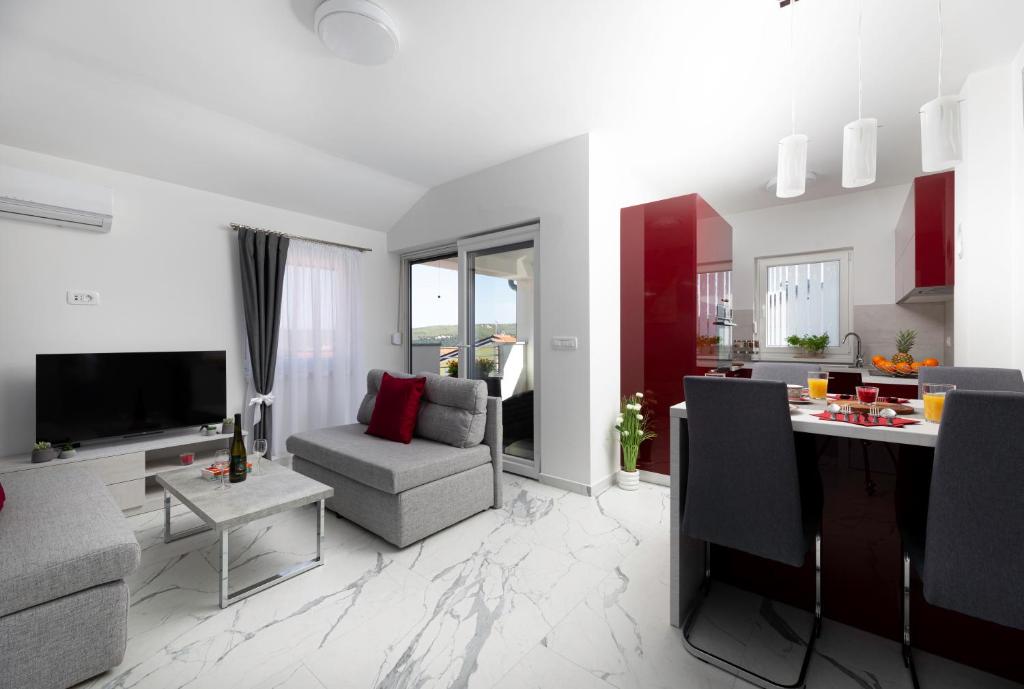 齊基奇的住宿－App Kokotić，带沙发、电视和桌子的客厅