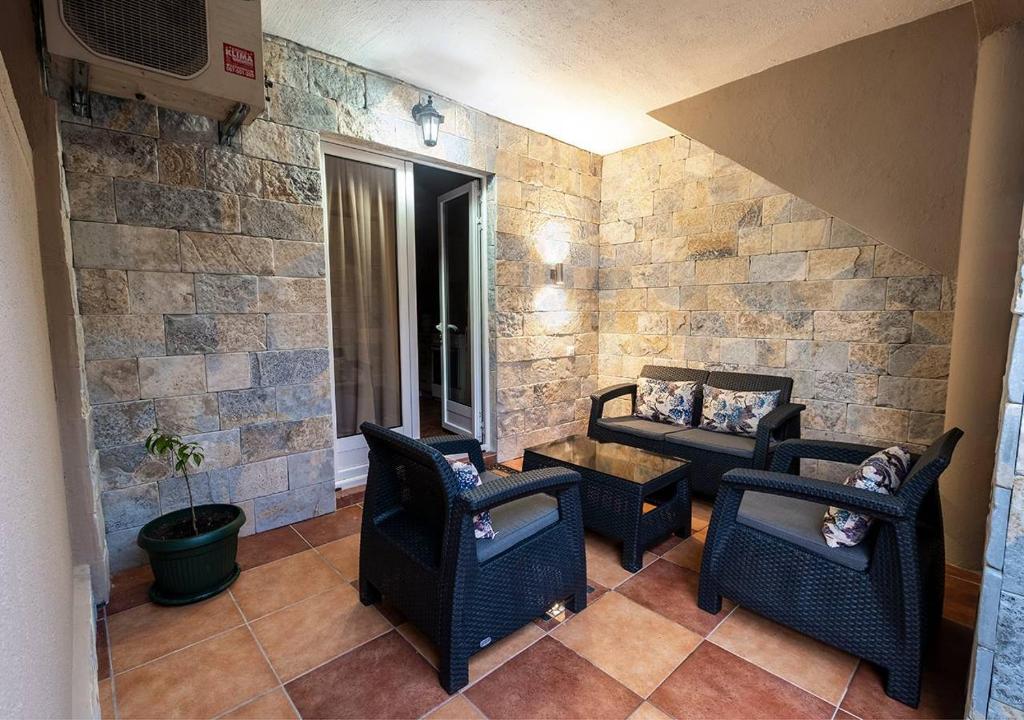 uma sala de estar com duas cadeiras e uma mesa em APARTMANI VUKADINOVIC LUX em Budva