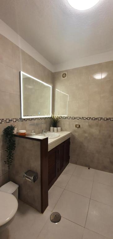 A bathroom at Spectacular Renovated Apartment, 5 min to Camison Beach, with AirCon