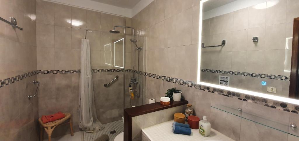 A bathroom at Spectacular Renovated Apartment, 5 min to Camison Beach, with AirCon