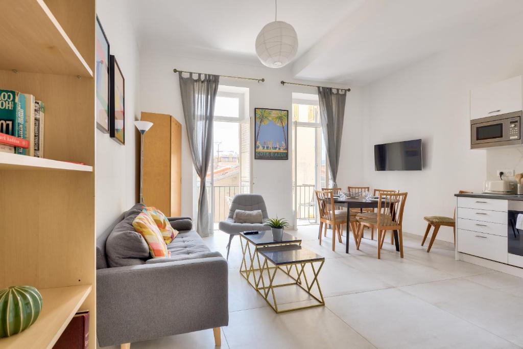 un salon avec un canapé et une table dans l'établissement Mer et Soleil - Carré d'or - 4 piéces - Centre ville - Plages à 300 m, à Nice
