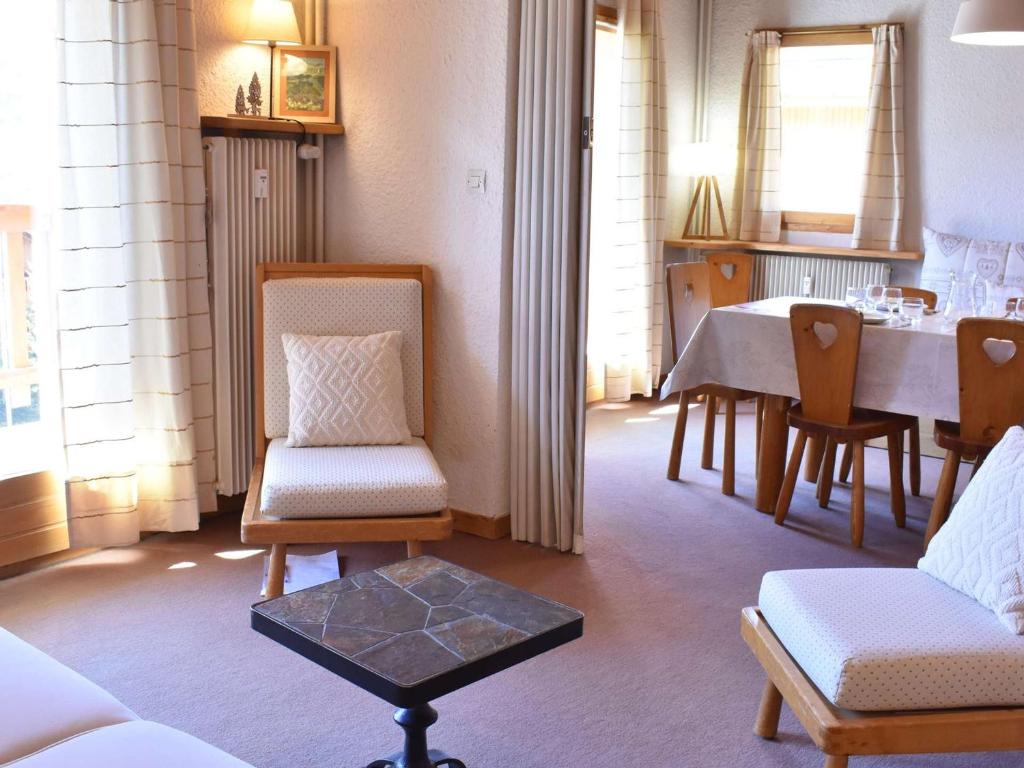 un salon avec une table et une salle à manger dans l'établissement Charmant appartement 2 pièces 6 personnes, proche pistes et commerces - FR-1-180-349, à Méribel