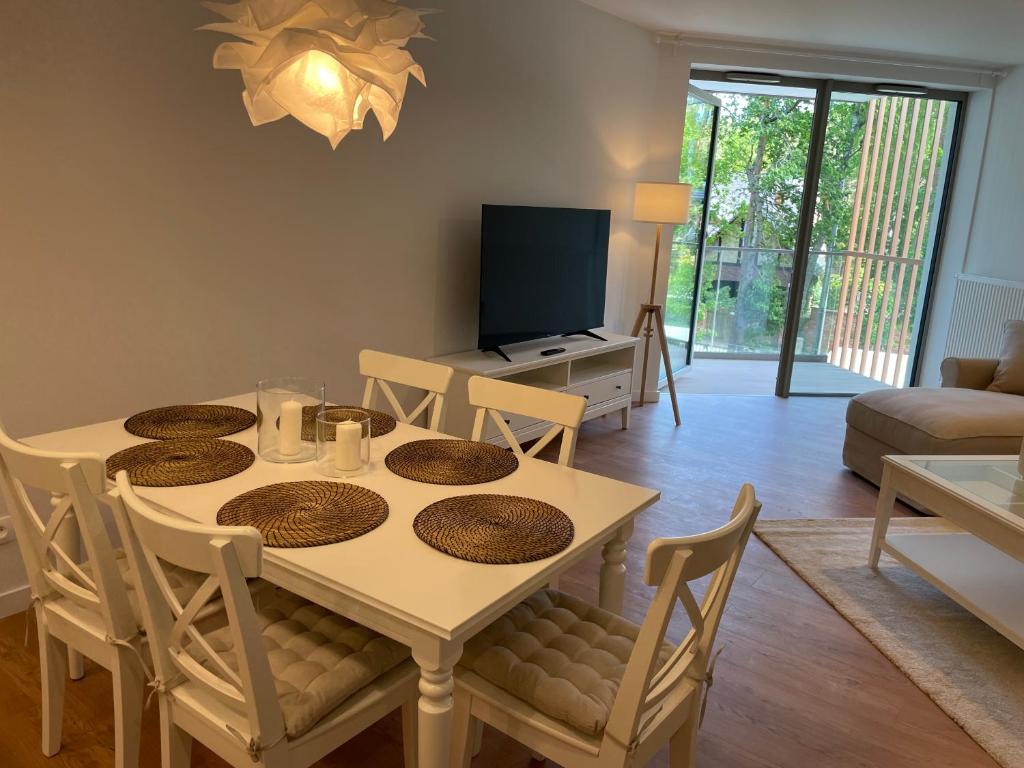 Televízia a/alebo spoločenská miestnosť v ubytovaní PINEA Apartments Pobierowo z niesamowitym widokiem na morze oraz jacuzzi w wybranych apartamentach