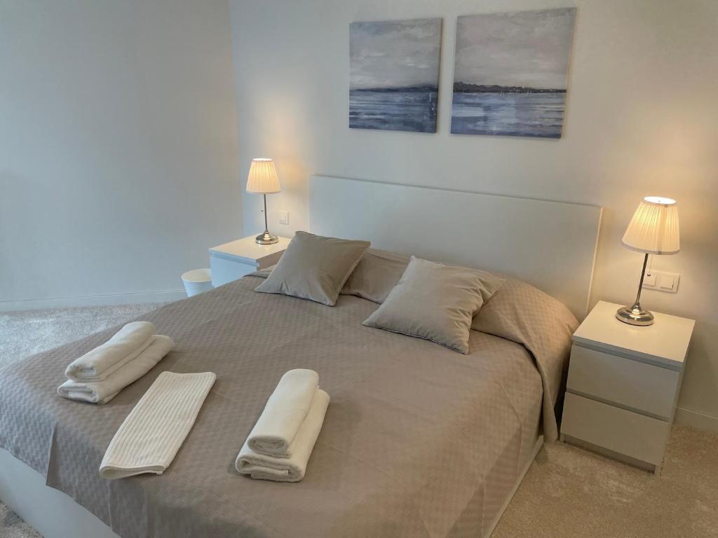 Posteľ alebo postele v izbe v ubytovaní PINEA Apartments Pobierowo z niesamowitym widokiem na morze oraz jacuzzi w wybranych apartamentach