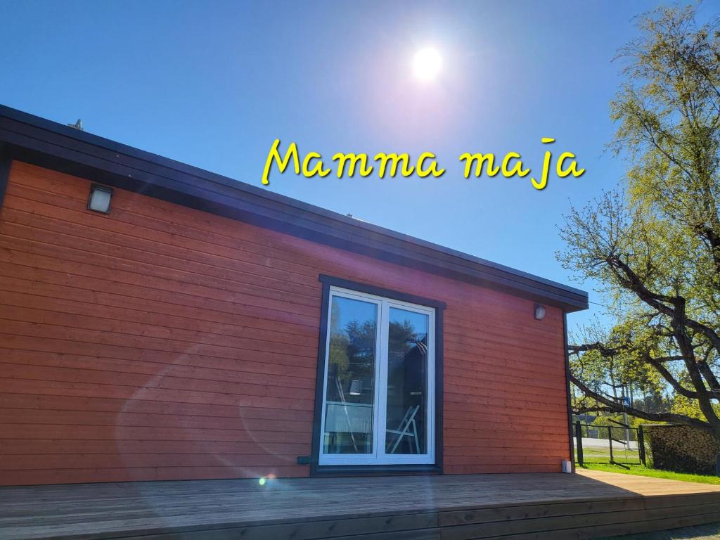 哈普薩盧的住宿－Mamma maja，红砖建筑,带窗户,字眼写着米万玛玛瓦