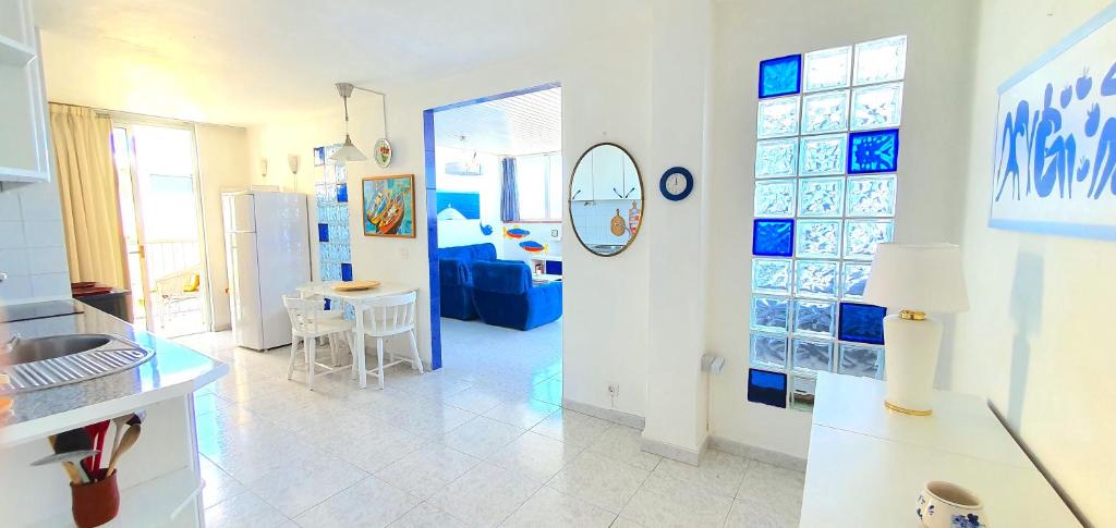 eine Küche mit blauen und weißen Wänden und ein Zimmer in der Unterkunft Puerto San Telmo Beach in Puerto de la Cruz