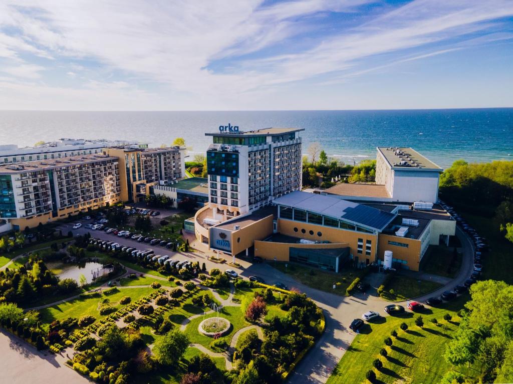 uma vista aérea de um resort perto do oceano em Arka Medical Spa em Kolobrzeg