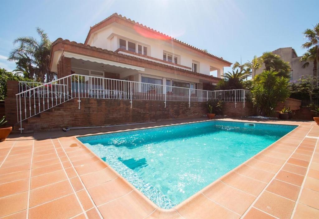 una piscina frente a una casa en Villa Berganti, en Canet de Mar