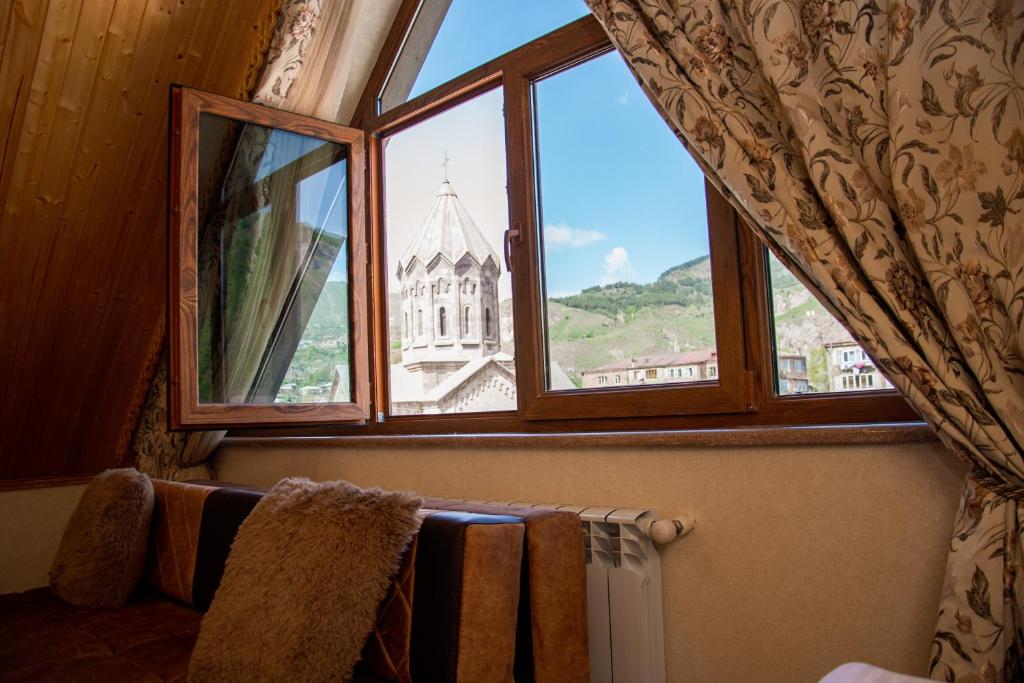 Nespecifikovaný výhled na hory nebo výhled na hory při pohledu z hotelu