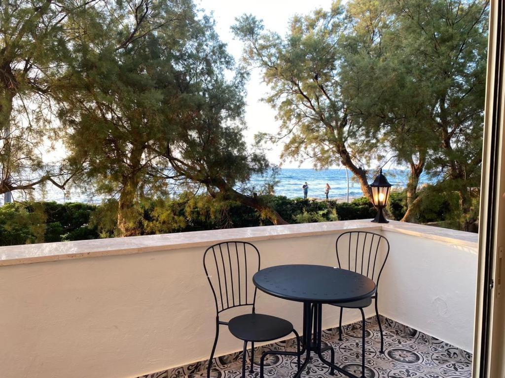 2 stoelen en een tafel op een balkon met uitzicht op de oceaan bij PORT CITY HAIFA - SEA FRONT Luxury Apartments in Haifa