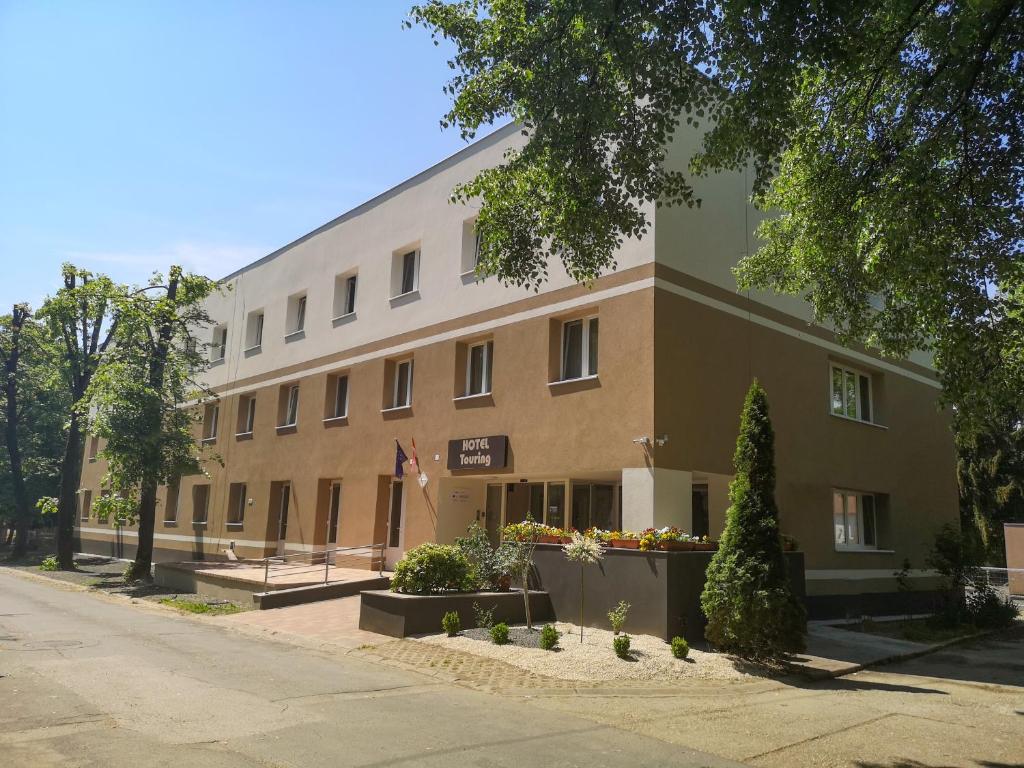 ein Gebäude an der Straßenseite in der Unterkunft Hotel Touring in Nagykanizsa