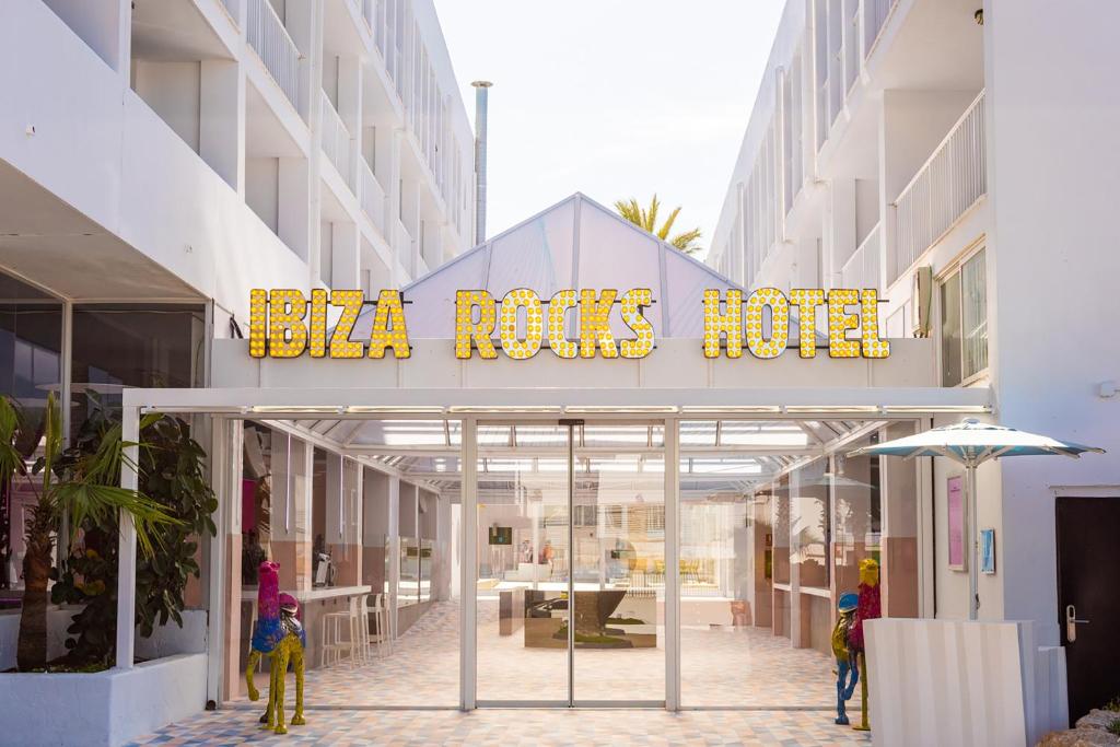 un edificio con un cartello che legge baja regole hotel di Ibiza Rocks Hotel - Adults Only a San Antonio