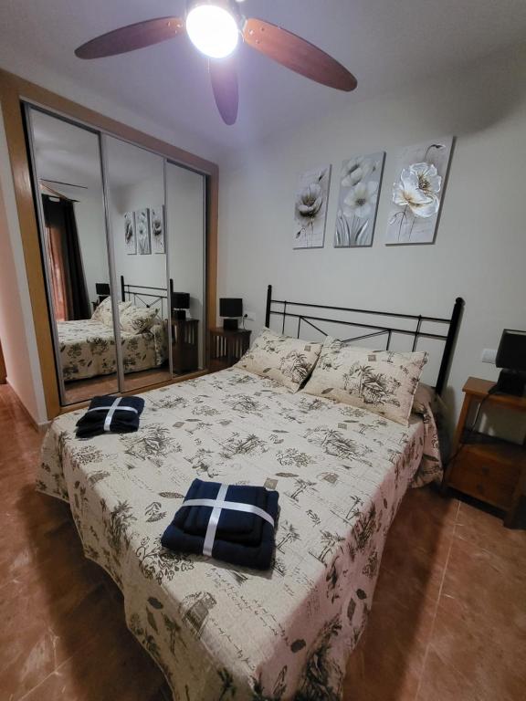Posteľ alebo postele v izbe v ubytovaní ¡Bajo extraordinario con vistas a la piscina y terraza!