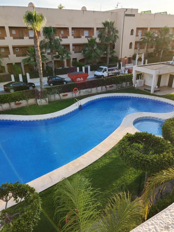 Bazén v ubytovaní ¡Bajo extraordinario con vistas a la piscina y terraza! alebo v jeho blízkosti