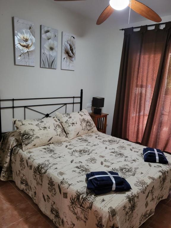 Posteľ alebo postele v izbe v ubytovaní ¡Bajo extraordinario con vistas a la piscina y terraza!