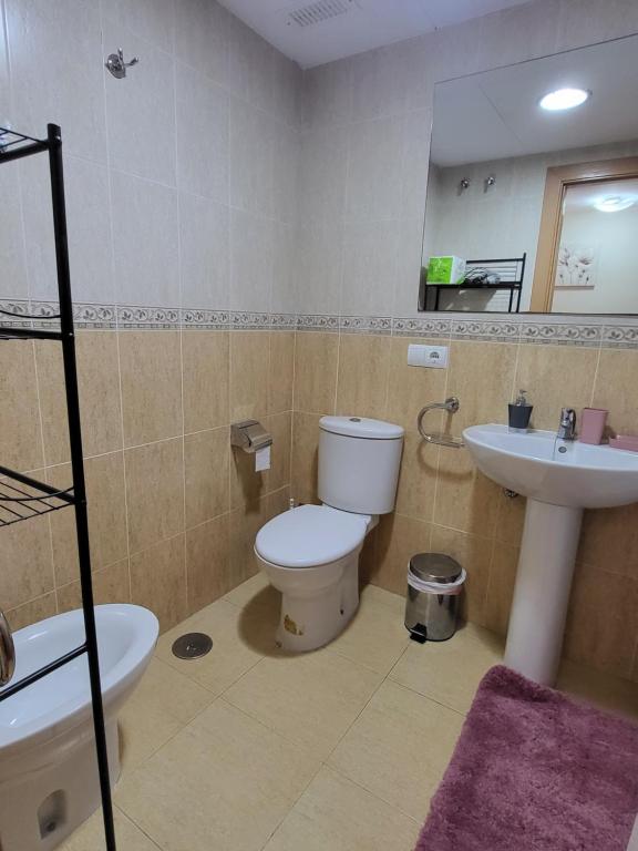 Kúpeľňa v ubytovaní ¡Bajo extraordinario con vistas a la piscina y terraza!