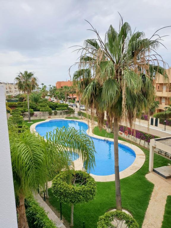 Bazén v ubytovaní ¡Bajo extraordinario con vistas a la piscina y terraza! alebo v jeho blízkosti