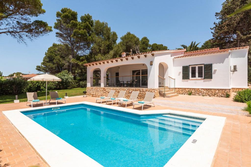 eine Villa mit einem Pool und einem Haus in der Unterkunft Villa Evita in Santo Tomás