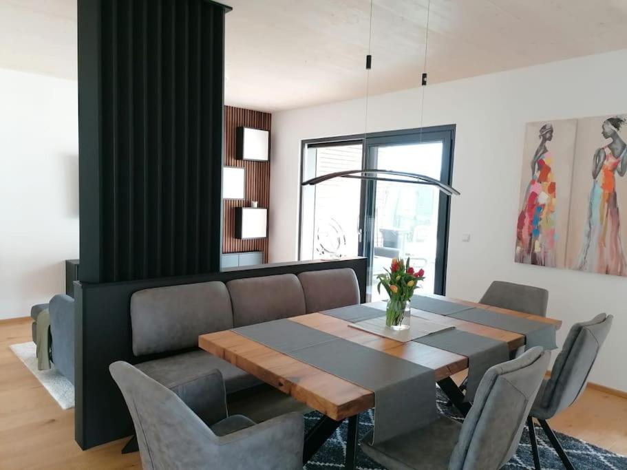 Predel za sedenje v nastanitvi Seechalet Linsendorf