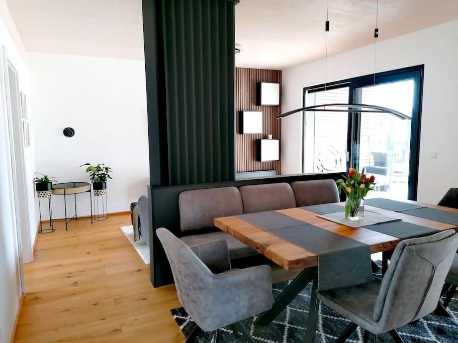 Predel za sedenje v nastanitvi Seechalet Linsendorf