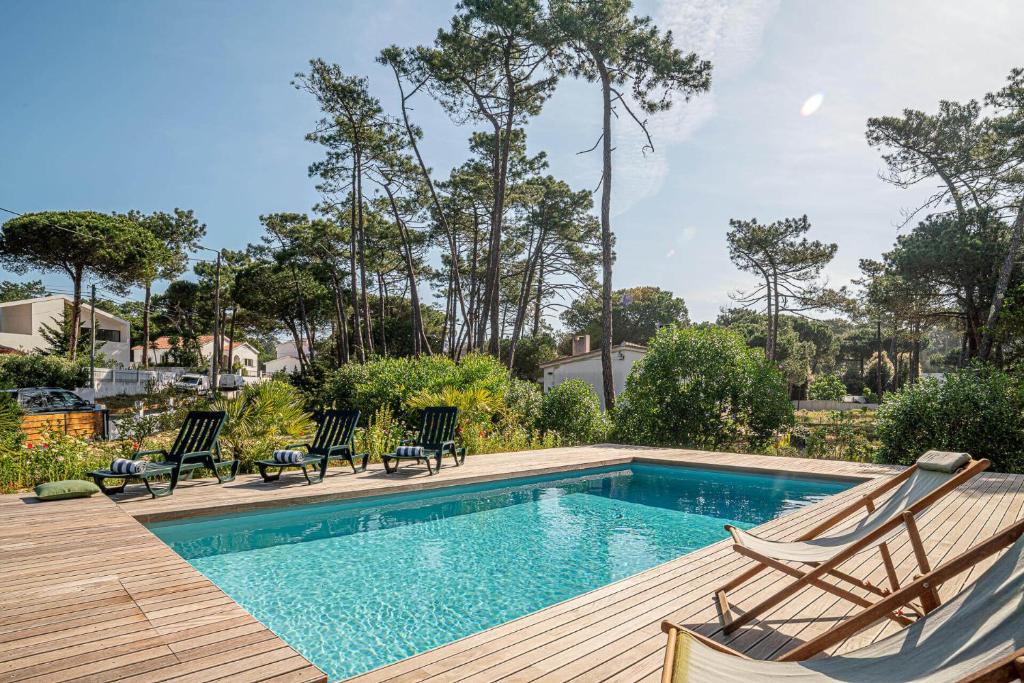- une piscine avec une terrasse et des chaises dans l'établissement Villa Jade, à Colares