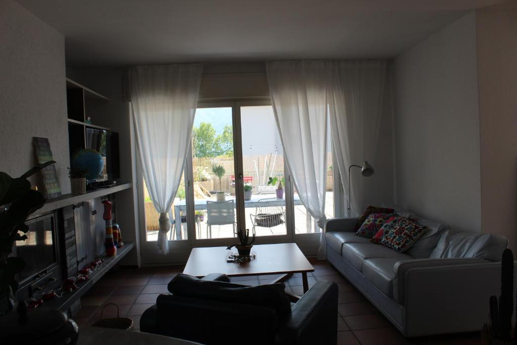 Posezení v ubytování Appartamento con terrazza a due minuti dal lago