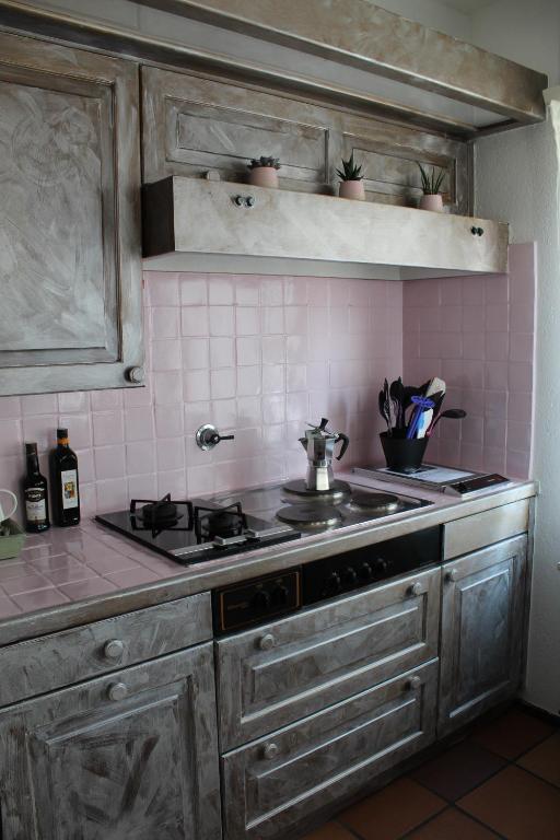 Kuchyň nebo kuchyňský kout v ubytování Appartamento con terrazza a due minuti dal lago