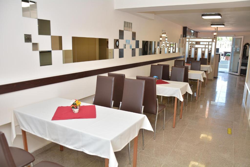 Restauracja lub miejsce do jedzenia w obiekcie Hotel Paris