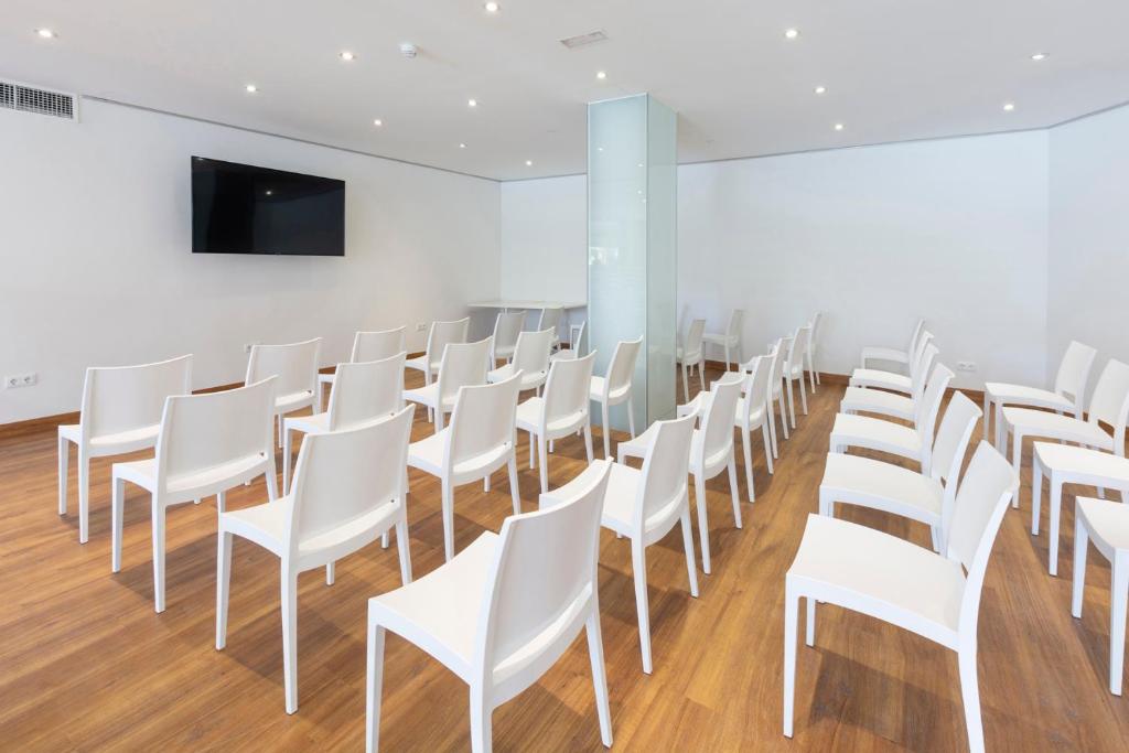 A television and/or entertainment centre at Mar Hotels Paguera & Spa