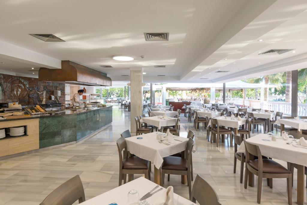 A restaurant or other place to eat at Mar Hotels Paguera & Spa