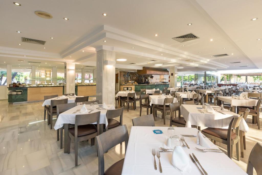 A restaurant or other place to eat at Mar Hotels Paguera & Spa