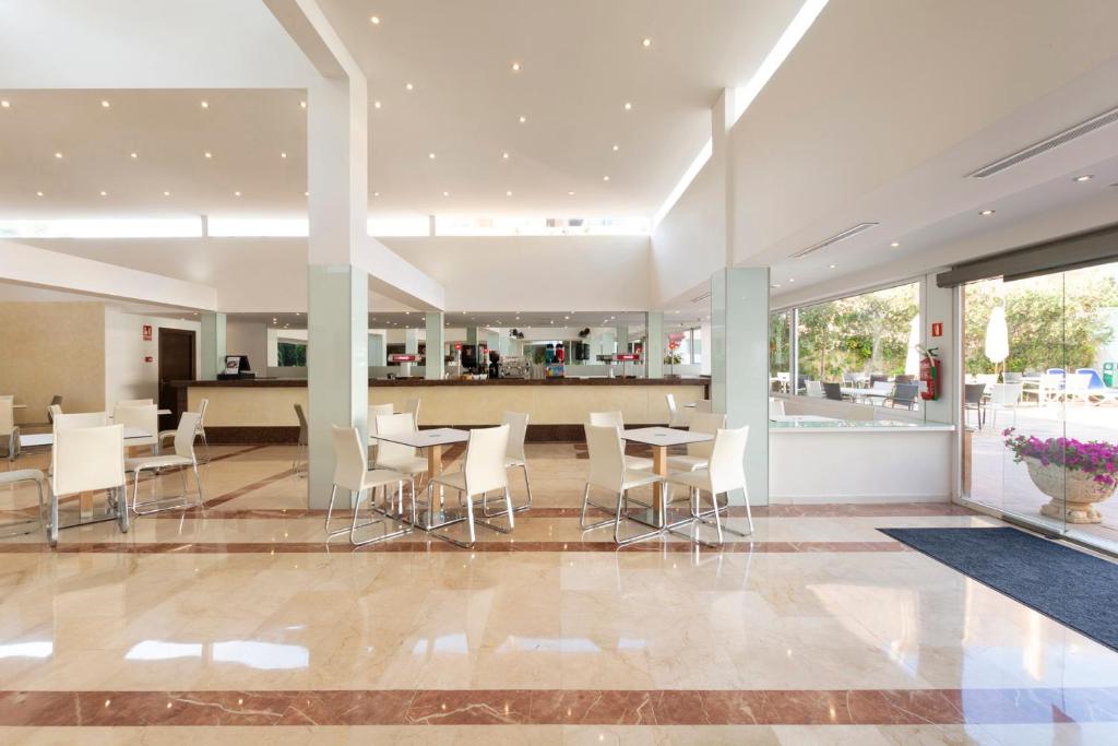 A seating area at Mar Hotels Paguera & Spa