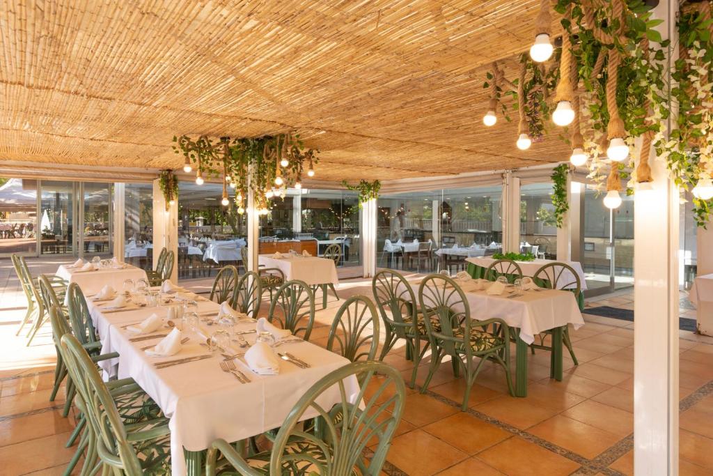 A restaurant or other place to eat at Mar Hotels Paguera & Spa