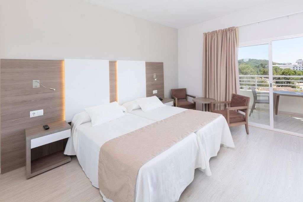 A bed or beds in a room at Mar Hotels Paguera & Spa