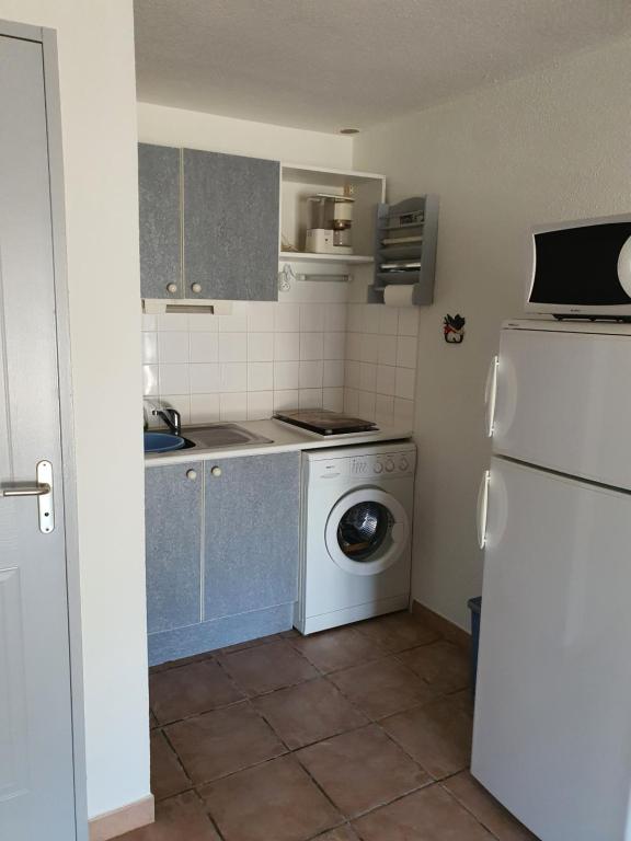 Kuchyňa alebo kuchynka v ubytovaní Villa les ulysses 264