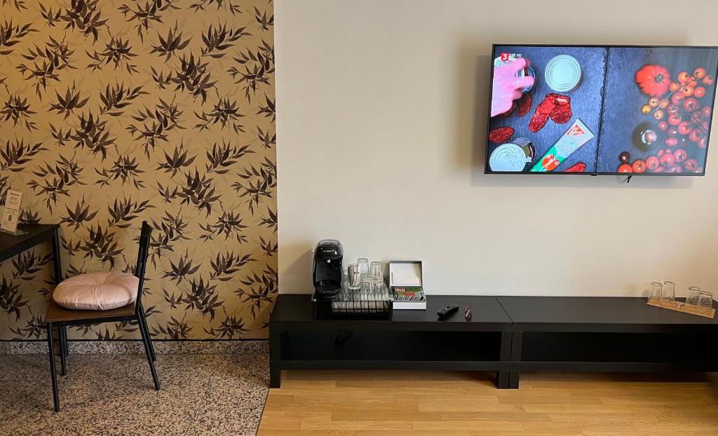 TV a/nebo společenská místnost v ubytování Solitaire Hotel