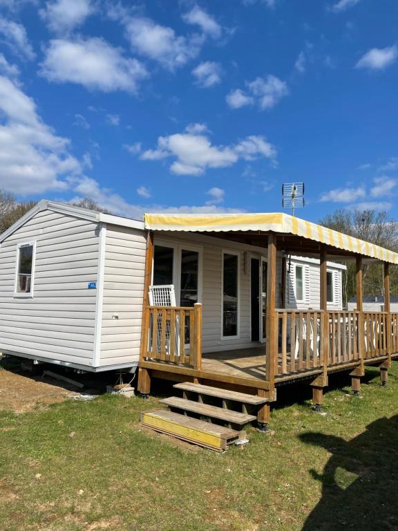 een stacaravan met een veranda en een terras bij Mobil Home tout confort 6 personnes avec wifi in Onzain