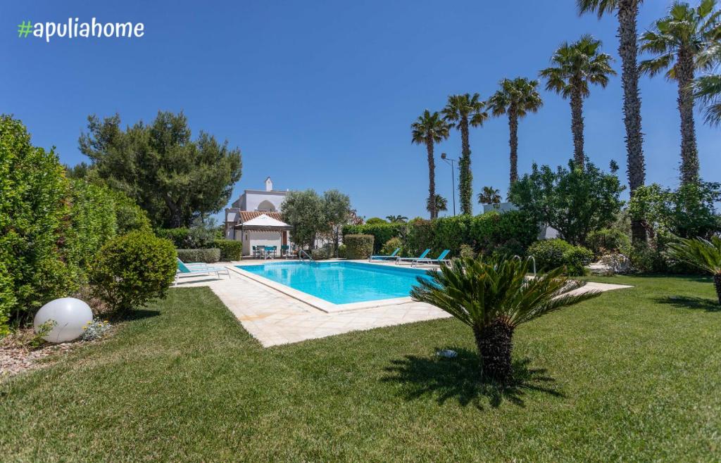 basen w ogrodzie z palmami w obiekcie Villa Pompea al piano terra - Apulia Home w mieście Casarano