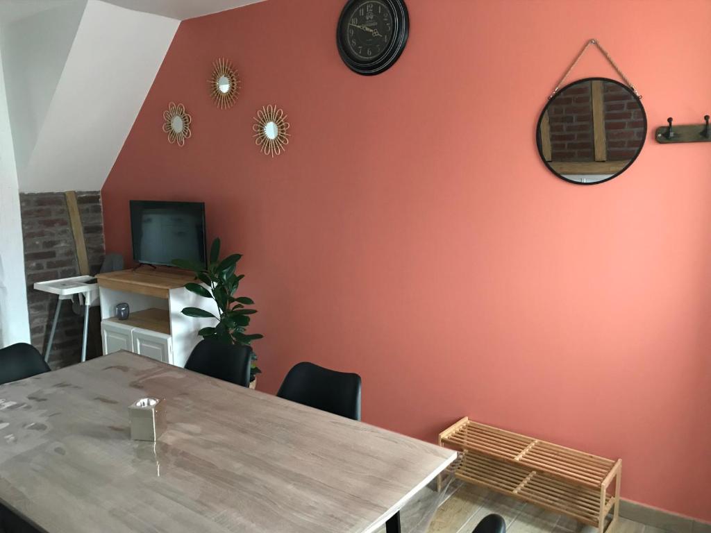TV a/nebo společenská místnost v ubytování Gîte des falaises