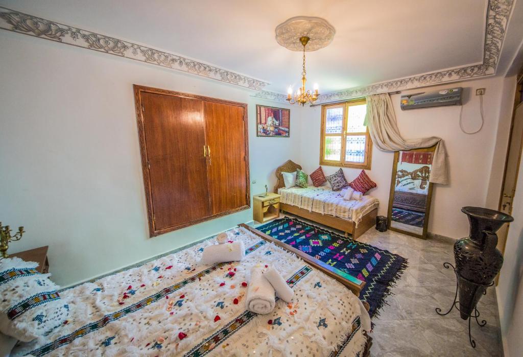 Postel nebo postele na pokoji v ubytování Riad Mahrez