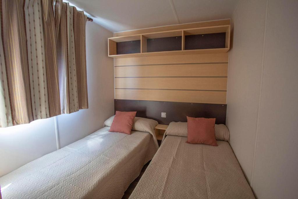 mały pokój z dwoma łóżkami i oknem w obiekcie Bungalows-Cortijo Da Luigi-4 adultos-2 Dormitorios-Piscina-Ideal familias-Cártama-Málaga w mieście Cártama