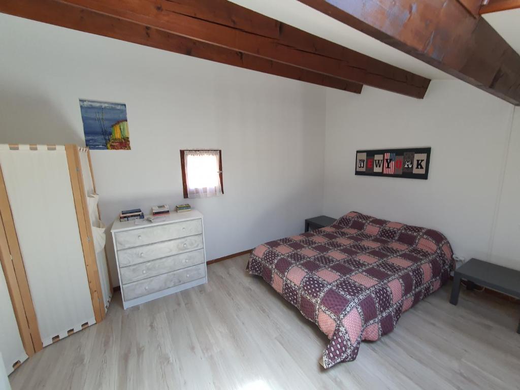 um quarto com uma cama e uma cómoda em Villa MJP 463 em Narbonne Plage