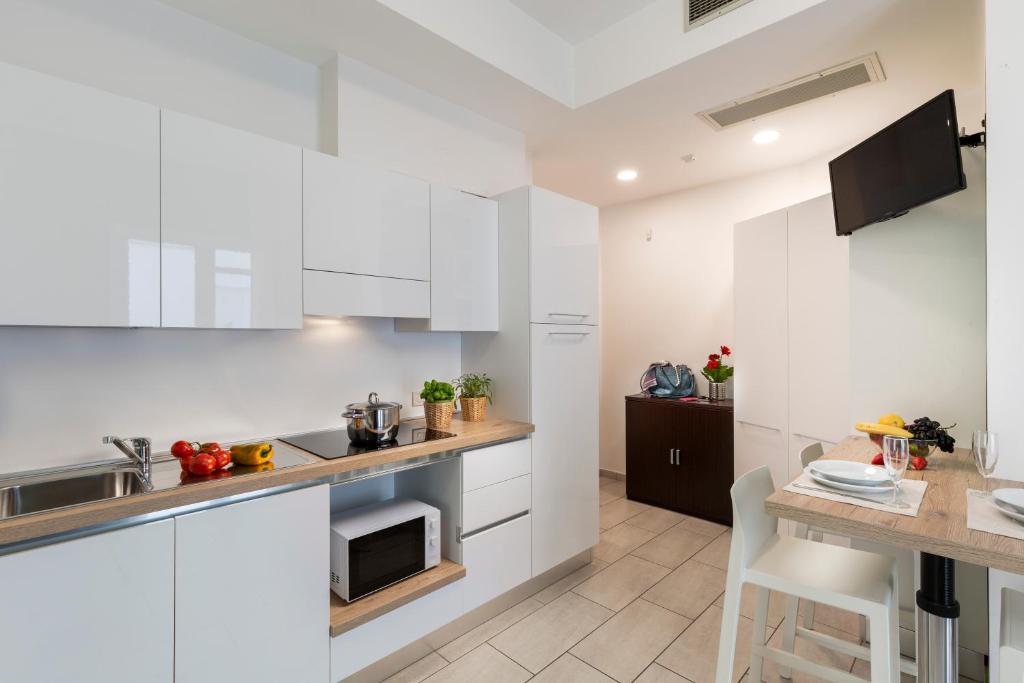 A kitchen or kitchenette at Rubino Apartments a 100metri dal mare