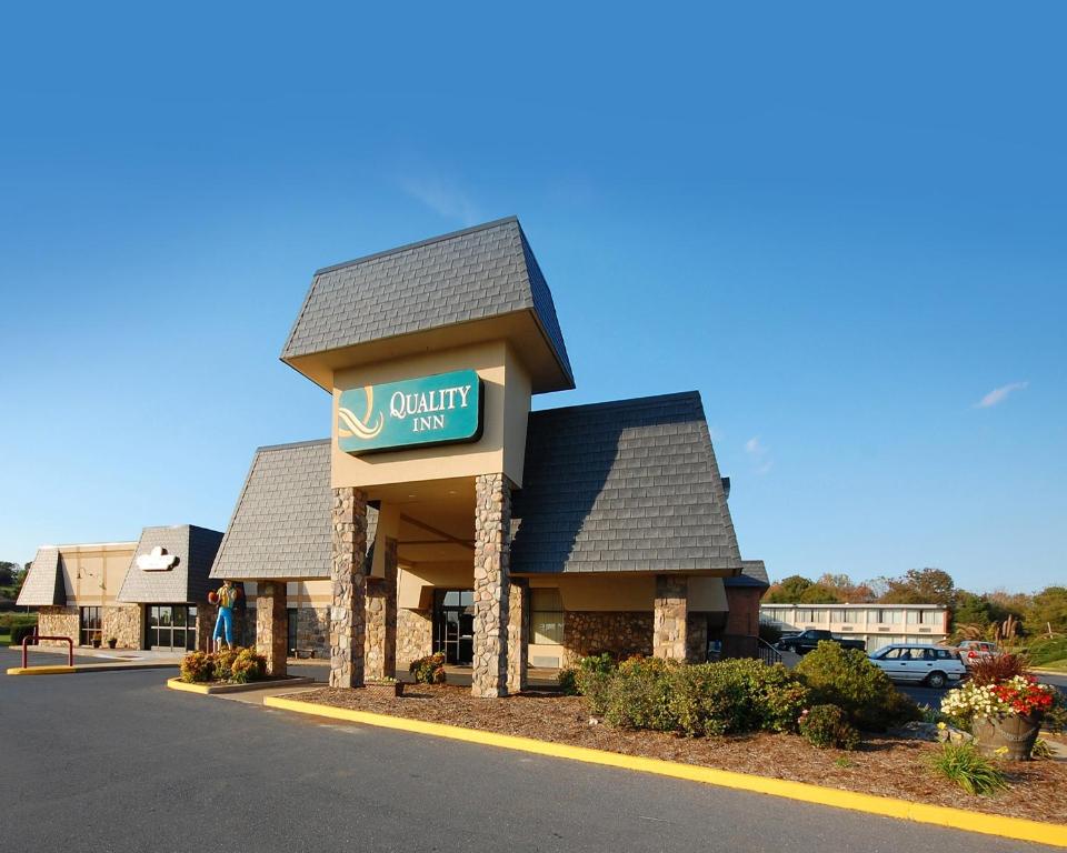 ニューマーケットにあるQuality Inn Shenandoah Valleyの建物正面のカトリック宿