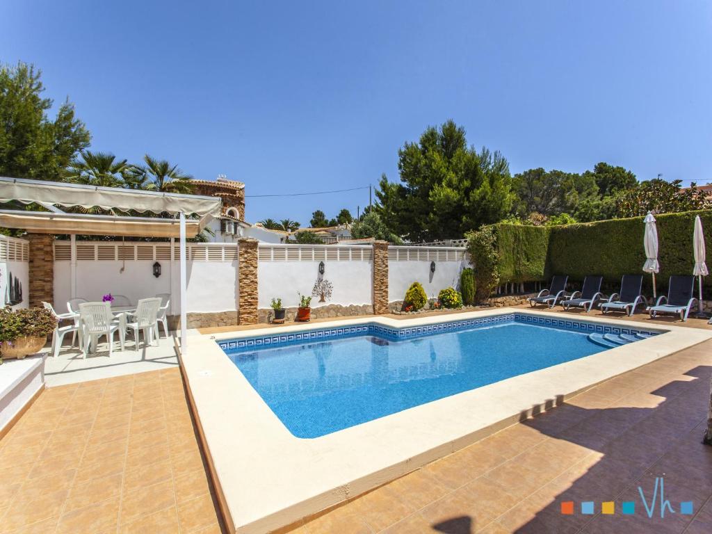 uma piscina numa villa com um pátio em VH CostaBlanca - FONDA em Calpe