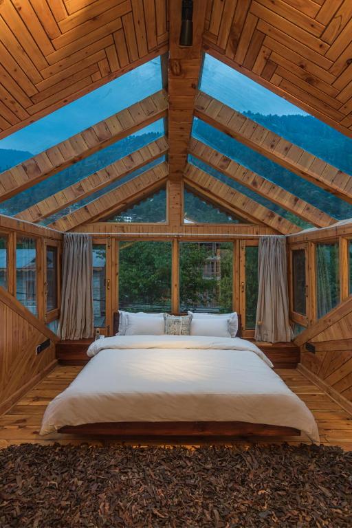Postel nebo postele na pokoji v ubytování SaffronStays Monarch Manor, Manali - regal mansion