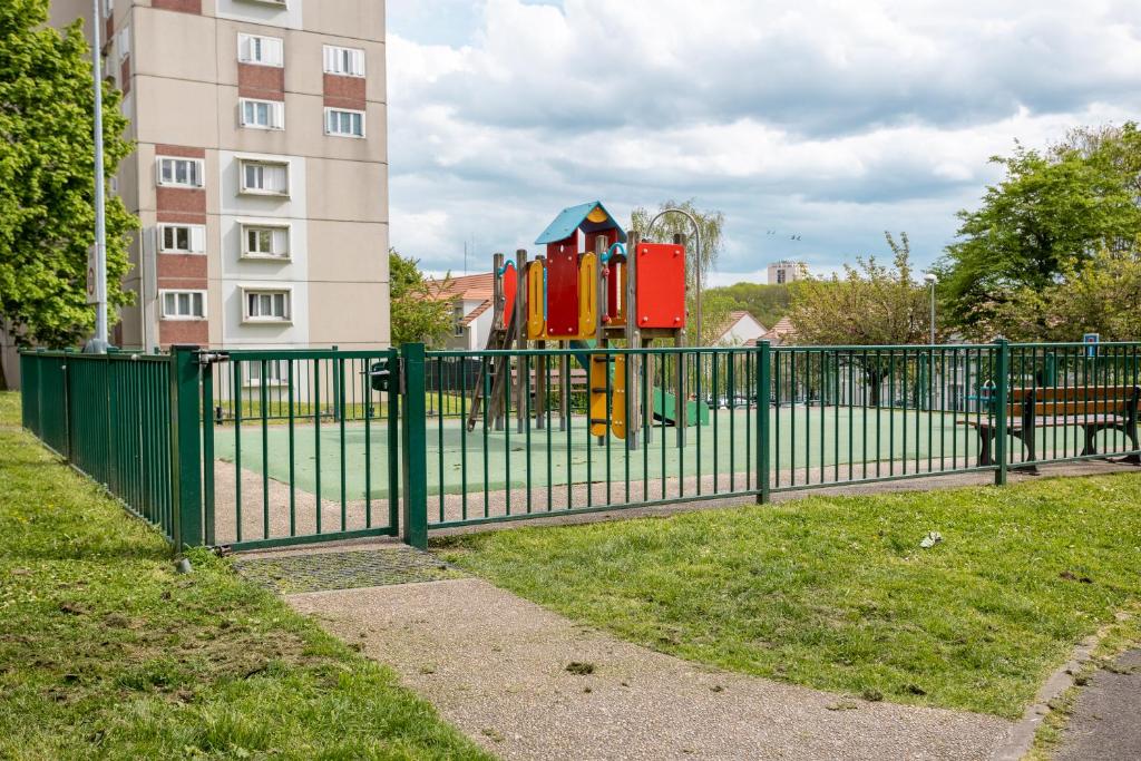 Detský kútik v ubytovaní LeCosyMelunais : Parking gratuit + Balcon aménagé